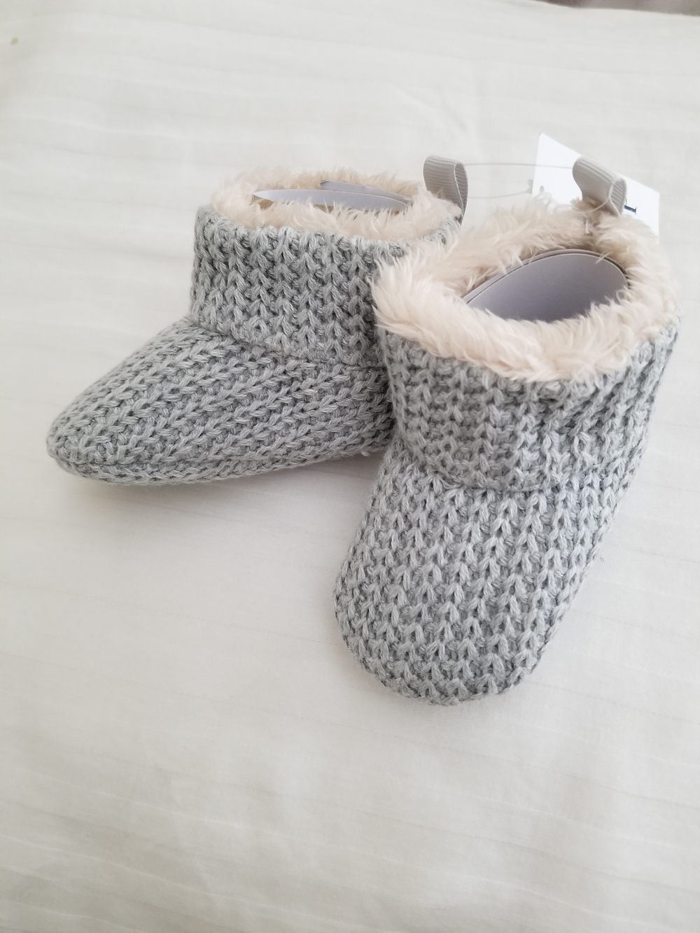 GAP Baby Knit Booties in Light Gray with Cream Faux Fur